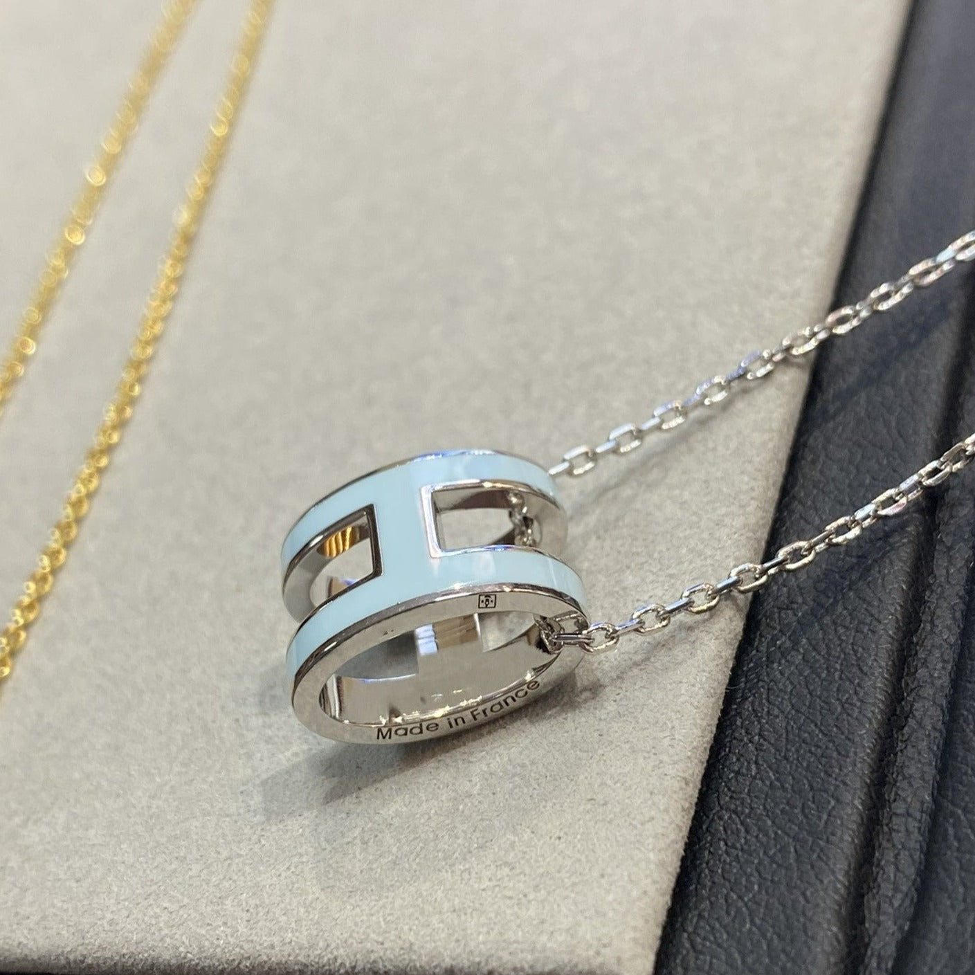 [Lumi Jewels]POP H LIGHT BLUE NECKLACE